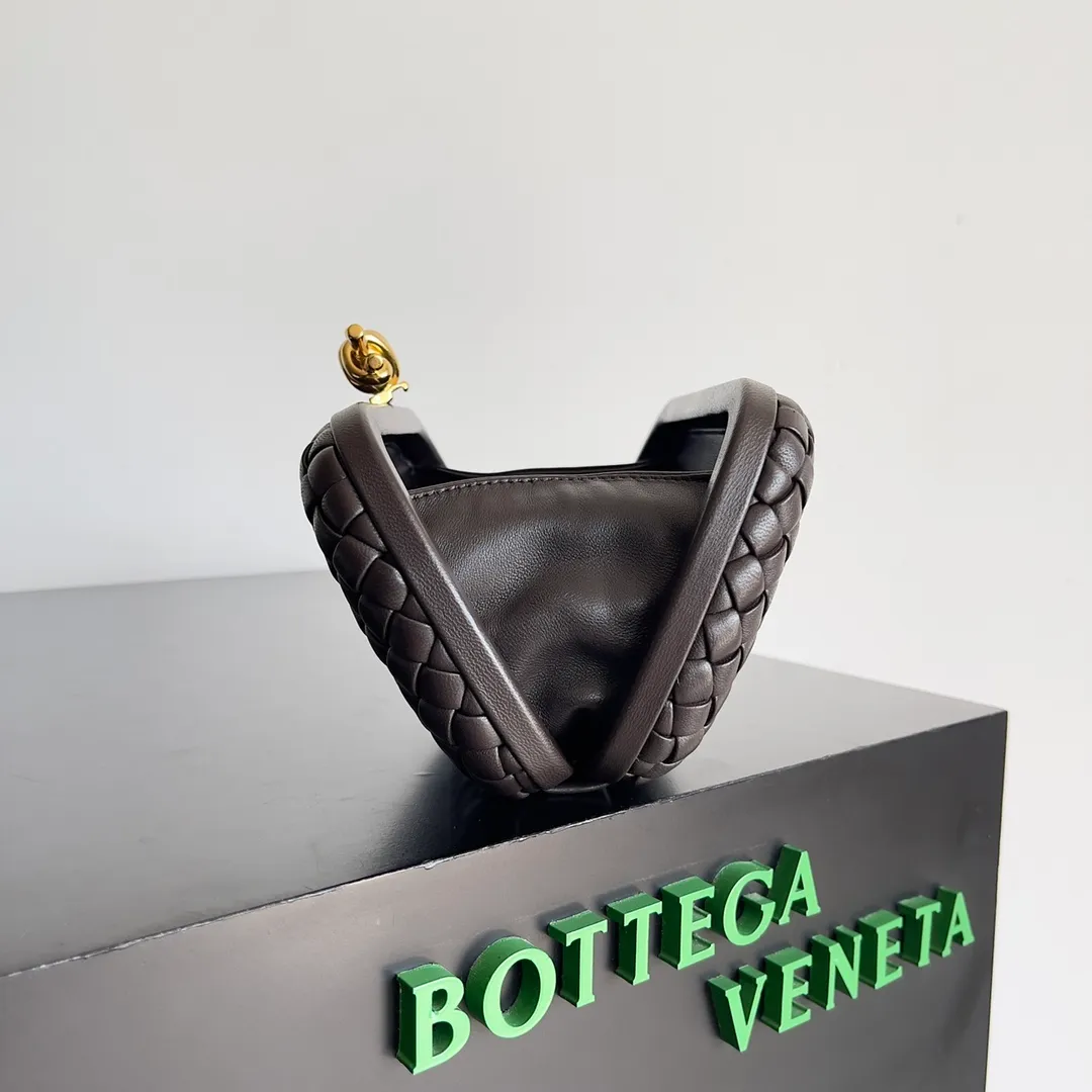 Batch 1860 BV Knot | The classic return of the evening bag. Original leather ➕ Stainless steel hardware ➕ 24k real gold plating ➕ Fully handmade. Those who know the history of our brand should have heard that the knot is a story of Bottega Veneta, and it is also one of the more important design elements. Matthieu Blazy's work this season sublimates Knot's classics, with a new knot design and a woven shoulder strap, plus Fouland Intreccio's weaving technology, adding some fashion to the retro and nostalgic feel of the past. Style number: 717622 Size: 20.5*6*12.5